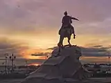 背後から。右奥はメンシコフ宮殿（ロシア語版）。