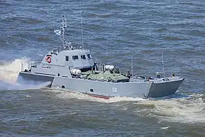 BTR-80を輸送中のD-156