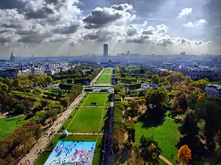 エッフェル塔から見た、シャン・ド・マルス公園、エコール・ミリテール、トゥール・モンパルナス