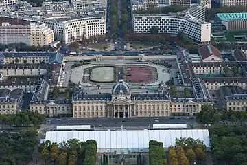 エッフェル塔から見た同建物(白い覆いの箇所はジョフル広場, fr)。フォントノワ広場前の半円形状の左建物には厚生省や個人情報保護機関である情報と自由に関する国家委員会 (Commission nationale de l'informatique et des libertés: CNIL) が、同右建物にはユネスコが入る。