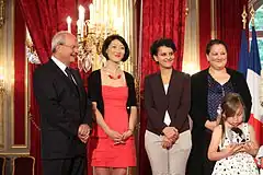 ナジャット・ヴァロー＝ベルカセム国民教育・高等教育・研究大臣らと（2015年6月5日）