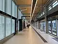 フルスクリーンタイプのホームドア。イル・ドゥ・スール駅