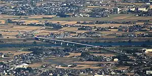 養老山地から望む長良川に架かる岐阜県道30号羽島養老線の大薮大橋(2014年11月4日)