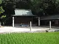 御棧敷殿（奥）と斎田