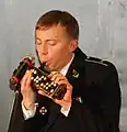 ボタン式鍵盤。写真は、白海海軍基地（ロシア）の楽団員によるアコーディアナの演奏。ボタン式鍵盤の特長は、狭いスペースに多くの鍵盤を並べられることである。
