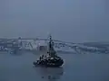 冬のコラ湾に浮かぶタグボート。