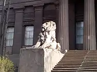 大きなコンクリートのライオン像