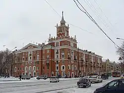 レーニン広場に建つスターリン様式の建物。1953年に建てられた