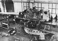 工場で生産される B-37 1937年型 50 口径 406 mm 砲