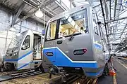 81-740/741形（左）と並ぶ81-760/761形（右）