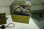 ソヴィエト連邦のA-7-Bトランシーバー(1944年)。VHF FM、24-28MHz、1.5-2.0W。23kg。(ロシア、サンクトペテルブルクの軍事歴史博物館の展示品)
