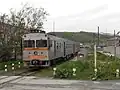 停留場に停車する列車