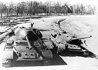 SU-101 正面より右隣の車両はSU-100