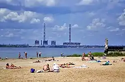 ヴフレヒルスク火力発電所の冷却池の岸にある市のビーチ