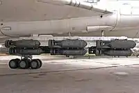 機体下面脇のパイロンに搭載された無誘導爆弾