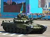 カザフスタンでの戦勝パレード中のT-72戦車(2015年)