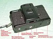 モーター・ドライブ接続用の低板が付いている。