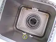 内釜を取り出した状態の機械の内部。黒っぽいリングは熱源。