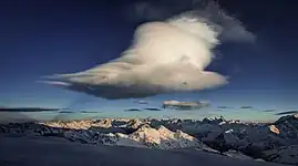 背の高い吊るし雲