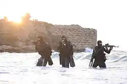 訓練中のイスラエル海軍特殊部隊シャイェテット・13の隊員。左の隊員がサプレッサー付きのミニUZIを構えている。（2013年9月2日）