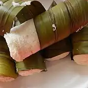 香り高いパンダン(英語版)の葉で蒸したMoode idli、カルナータカ州マンガルールにて