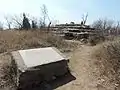 「南山戦蹟碑」の台石。