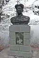 1941年1月から1943年5月にかけて朝鮮総督府内務局の管轄で建設された「清城大橋」の袂に建つ銅像。米軍によって爆破され、現在は「河口断橋」と呼ばれる観光地となっている。