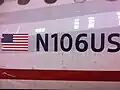 機体番号「N106US」。番号の下にNTSBよる青色のマーキングがかすかに見える。