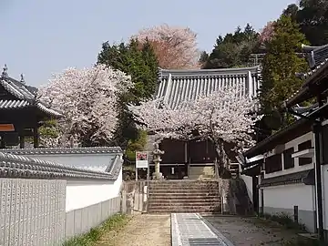 おすなふみの参道は本堂を経由して修行大師像まで続く。