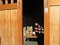 かんかん地蔵（地蔵堂扉は半開き状態）