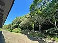 せせらぎ館「縁側」から崖線をのぞむ