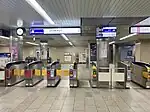 東改札