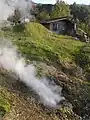 地面随所から立ち上る湯煙