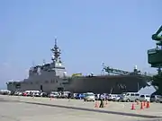 2012年6月伏木富山港での「ひゅうが」公開にて。駐車している車やクレーンと比べても大きさが一目瞭然である。