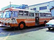 ふそうMR470(1967年式)　242　1977年廃車ワンマン車大量導入により、長尺ツーマン車の導入は一時途絶えていたが、1967年に中扉引戸、補助席付ロマンスシート仕様で2台が導入された。東京線や定期遊覧の他、一般路線のツーマン運行にも充当された。