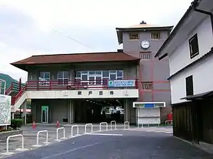 瀬戸田港。右側は、元々は江戸時代に廻船問屋と浜旦那であった豪商・堀内家、屋号・三原屋のもので、明治時代以降に建てられた塩蔵。のち瀬戸田歴史民俗資料館として用いられ、現在はSOIL Setodaにリノベーションされた。