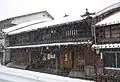 うだつ造りの小坂家住宅は江戸時代から酒造業を営んできた旧家であり、「むくり屋根」がその歴史を伝えている。