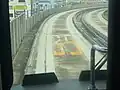 速度制限は路面と鉄道仕様の標識に示されている。