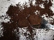 アカマダラハナムグリの土繭