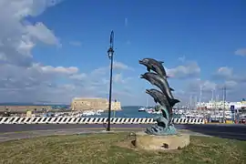 イラクリオンの港近くにあるイルカ像