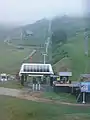 エース第2センターフォー、夏期は搬器をクワッドリフトからゴンドラに替えて、サマーゴンドラとして運行される(2018年7月、ホテルニセコアルペンから撮影)