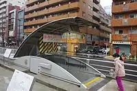 山手通りの中央分離帯へ脱出