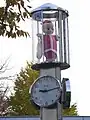 旧キユーピー仙川工場(2010年11月撮影)正門脇の時計と回転するキューピー人形クリスマスを前にサンタクロースの衣装に着替えている。