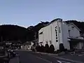 クジラ博物館、道路、漁港側より