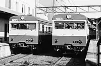 クハ85108前面窓位置が低い異端車（左側）右はクハ85104