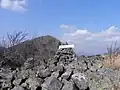 山頂、奥は白雲山
