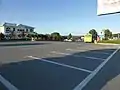 ゲートを背にして手前にある駐車場を見る