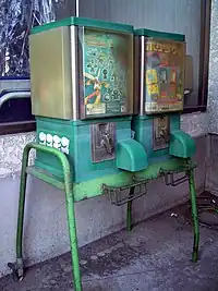 1980年代のコスモスガチャガチャ横2台連結タイプ (手動式100円硬貨専用タイプ)