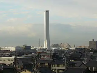地方都市のありふれた景色のなかに白い塔がキツリツしています。