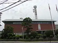 2021年2月まで使われた旧本社ネオンの31は2011年の完全移行に伴い撤去されてその他は赤に塗りなおされた（現在は解体）。